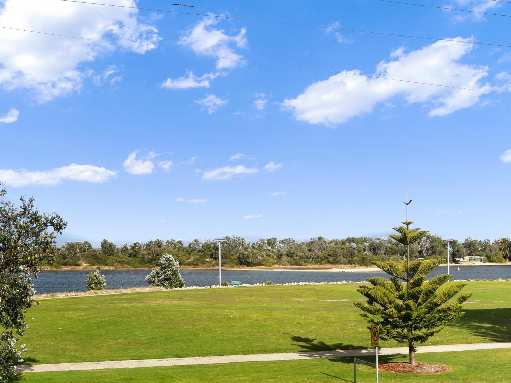 Driftwood Townhouse - Waterfront-Central Location Lakes Entrance Eksteriør billede