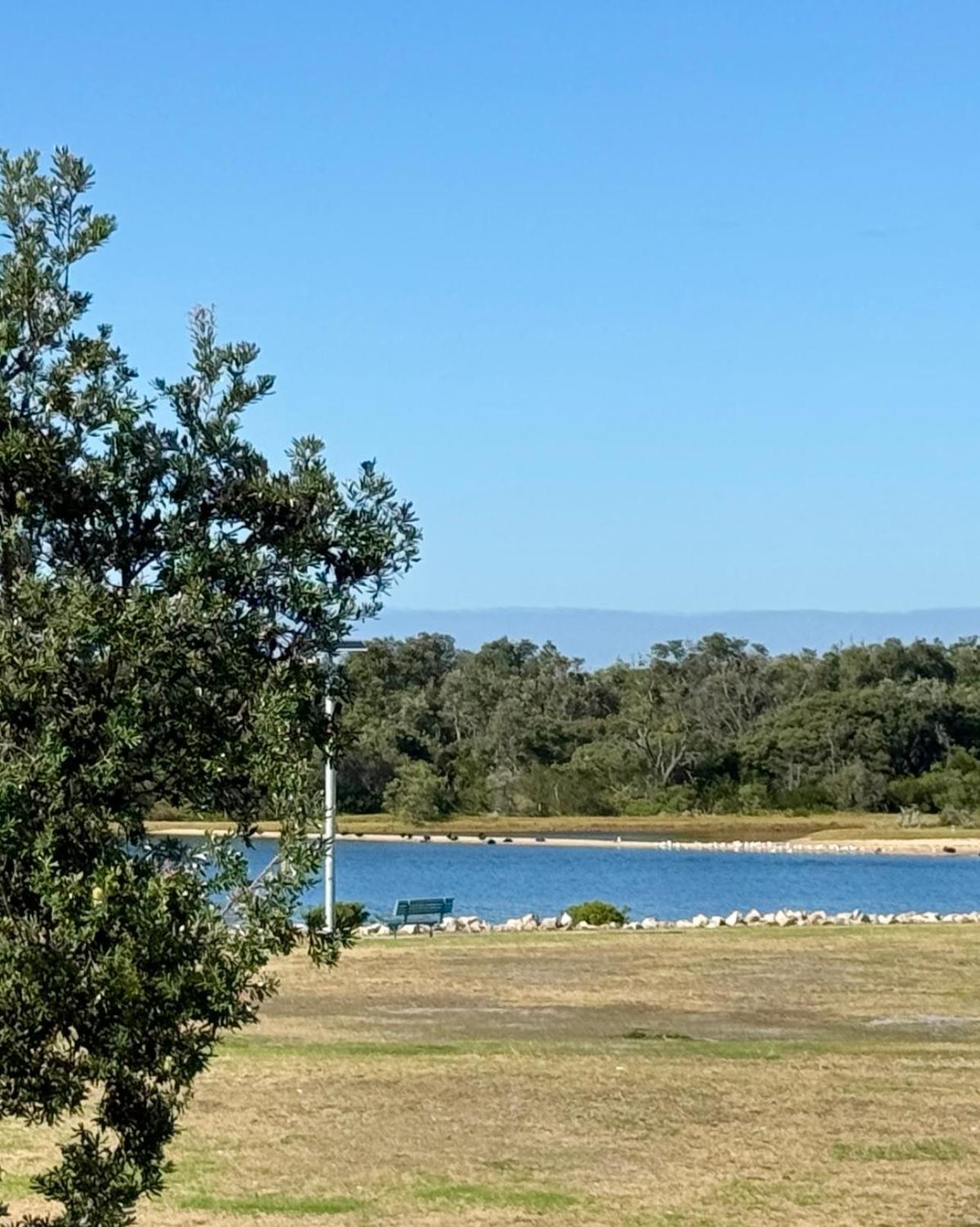 Driftwood Townhouse - Waterfront-Central Location Lakes Entrance Eksteriør billede